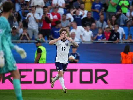 Harvey Elliott počas zápasu Anglicko - Holandsko v semifinále na EURO U21 2025 (ME vo futbale do 21 rokov).