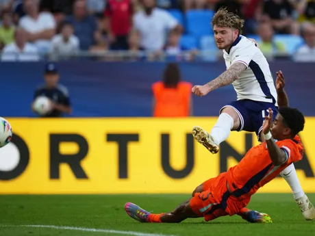 Harvey Elliott počas zápasu Anglicko - Holandsko v semifinále na EURO U21 2025 (ME vo futbale do 21 rokov).