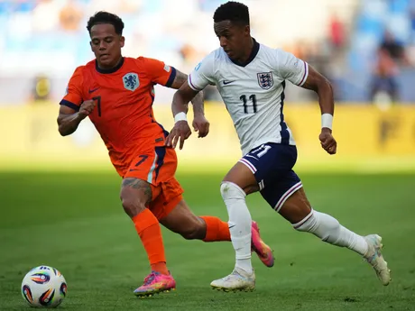 Omari Hutchinson a Million Manhoef počas zápasu Anglicko - Holandsko v semifinále na EURO U21 2025 (ME vo futbale do 21 rokov).