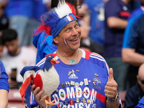 Francúzsky fanúšik čaká na začiatok semifinálového zápasu Ligy národov Španielsko - Francúzsko.