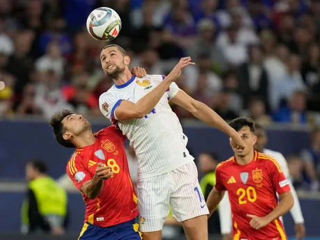 Hráč Španielska  Martin Zubimendi a Adrien Rabiot z Francúzska počas semifinálového zápasu Ligy národov Španielsko - Francúzsko.