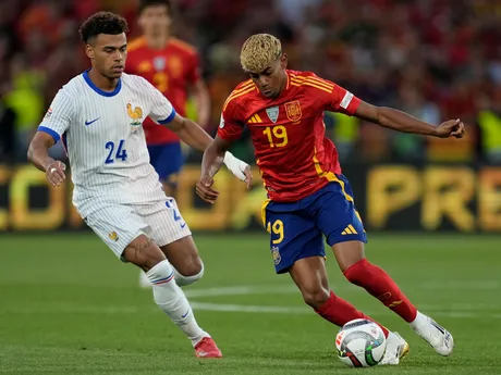 Hráč Španielska Lamine Yamal (vpravo) a Desire Doue z Francúzska počas semifinálového zápasu Ligy národov Španielsko - Francúzsko.