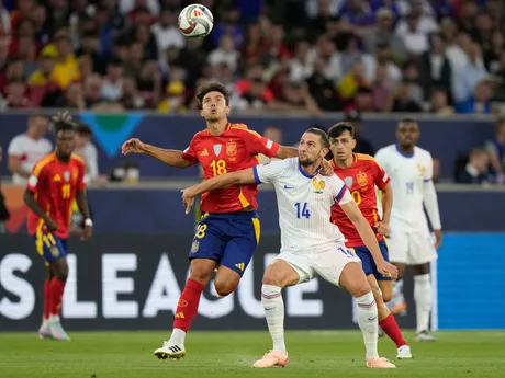 Hráč Španielska Martin Zubimendi (vľavo) a Adrien Rabiot z Francúzska v súboji o loptu počas semifinálového zápasu Ligy národov Španielsko - Francúzsko.