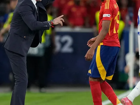 Tréner Španielska Luis de la Fuente dáva pokyny počas semifinálového zápasu Ligy národov Španielsko - Francúzsko.