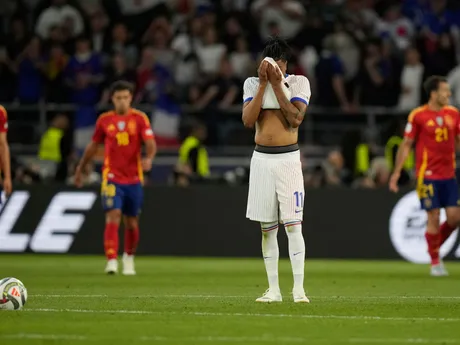 Francúz Michael Olise po inkasovanom góle počas semifinálového zápasu Ligy národov Španielsko - Francúzsko.