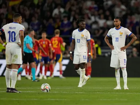 Smutní futbalisti Francúzska po inkasovanom góle počas semifinálového zápasu Ligy národov Španielsko - Francúzsko.