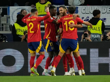 Španielski futbalisti oslavujú gól počas semifinálového zápasu Ligy národov Španielsko - Francúzsko.