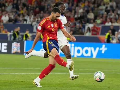 Španiel Mikel Merino strieľa gól počas semifinálového zápasu Ligy národov Španielsko - Francúzsko.