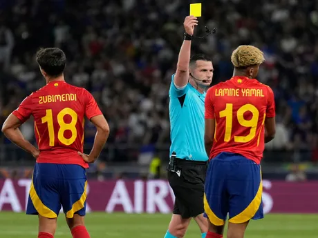 Španielsky futbalista Lamine Yamal dostáva žltú kartu počas semifinálového zápasu Ligy národov Španielsko - Francúzsko.