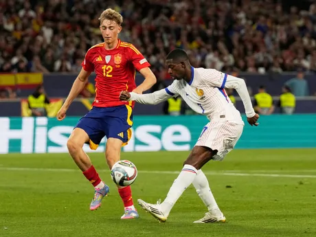 Francúzsky hráč Ousmane Dembele strieľa počas semifinálového zápasu Ligy národov Španielsko - Francúzsko.