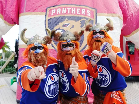 Hokejoví fanúšikovia prichádzajú na tretí finálový zápas play off zámorskej NHL Florida Panthers - Edmonton Oilers.