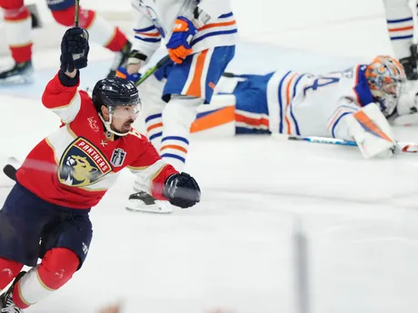 Hokejista Floridy Panthers Brad Marchand (63) sa teší z gólu, ktorý strelil brankárovi Edmontonu Oilers Stuartovi Skinnerovi (74) v treťom finálovom zápase play off zámorskej NHL Florida Panthers - Edmonton Oilers.