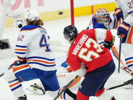 Hokejista Floridy Panthers Brad Marchand (63) sa teší z gólu, ktorý strelil brankárovi Edmontonu Oilers Stuartovi Skinnerovi (74) v treťom finálovom zápase play off zámorskej NHL Florida Panthers - Edmonton Oilers.