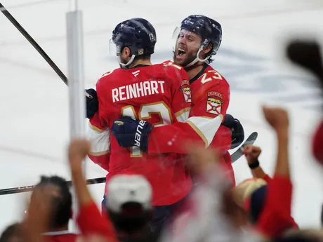 Hokejisti Floridy Sam Reinhart (13) a Carter Verhaeghe (23) sa tešia z gólu v treťom  finálovom zápase play off zámorskej NHL Florida Panthers - Edmonton Oilers.