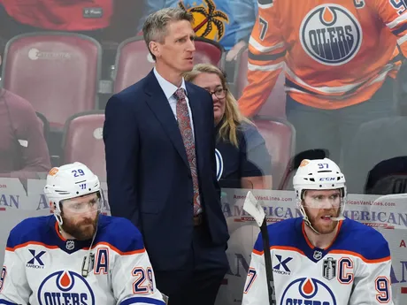 Tréner Edmontonu Oilers Kris Knoblauch, jeho zverenci Leon Draisaitl (29) a kapitán tímu Connor McDavid (97) sledujú zo striedačky tretí finálový zápas play off zámorskej NHL Florida Panthers - Edmonton Oilers.