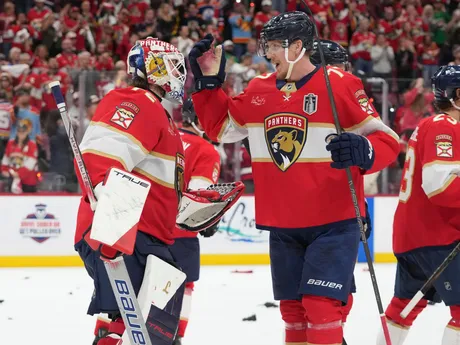 Hokejisti Floridy brankár Sergej Bobrovskij (vľavo) a Niko Mikkola sa tešia z výhry po treťom finálovom zápase play off zámorskej NHL Florida Panthers - Edmonton Oilers.