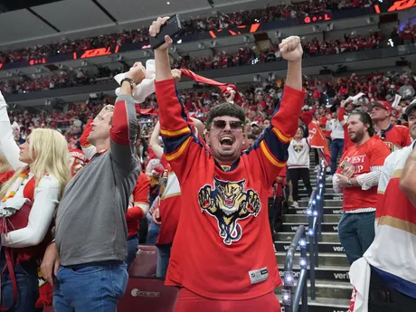 Hokejoví fanúšikovia Floridy sa tešia z výhry po treťom finálovom zápase play off zámorskej NHL Florida Panthers - Edmonton Oilers.