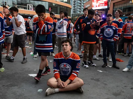 Na snímke fanúšikovia Edmontonu reagujú po prehre Edmontonu v šiestom stretnutí finále play off zámorskej NHL Florida Panthers - Edmonton Oilers.