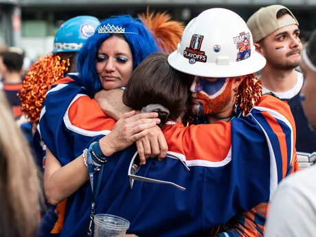Na snímke fanúšikovia Edmontonu reagujú po prehre ich tímu v šiestom stretnutí finále play off zámorskej NHL Florida Panthers - Edmonton Oilers.