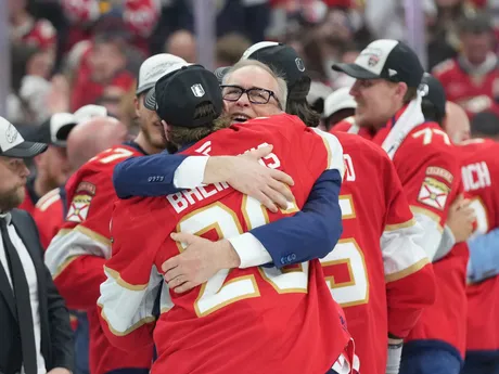 Na snímke hráč Floridy Uvis Balinskis (v popredí uprostred) a tréner Floridy Paul Maurice sa objímajú po šiestom stretnutí finále play off zámorskej NHL Florida Panthers - Edmonton Oilers.