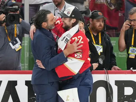 Na snímke brankár Floridy Sergei Bobrovsky (vpravo) objíma bývalého hráča Roberta Luonga po šiestom stretnutí finále play off zámorskej NHL Florida Panthers - Edmonton Oilers.
