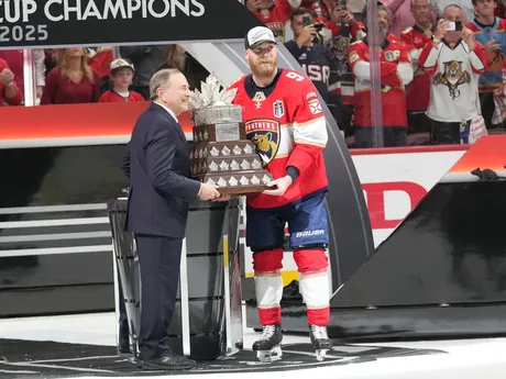 Na snímke komisár hokejovej NHL Gary Bettman (vľavo) predstavuje prestížnu Conn Smythe Trophy pre najužitočnejšieho hráča play off zámorskej NHL (MVP) pre hráča Floridy Sama Bennetta po šiestom stretnutí finále play off zámorskej NHL Florida Panthers - Edmonton Oilers.