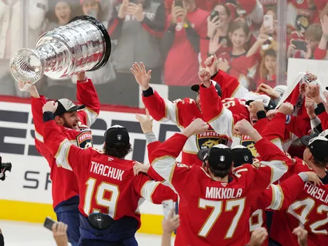 Na snímke hráč Floridy Aleksander Barkov dvíha so spoluhráčmi nad hlavu Stanleyho pohár po šiestom stretnutí finále play off zámorskej NHL Florida Panthers - Edmonton Oilers.