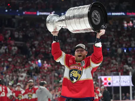 Na snímke hráč Floridy Sam Bennett dvíha nad hlavu Stanleyho pohár po šiestom stretnutí finále play off zámorskej NHL Florida Panthers - Edmonton Oilers.