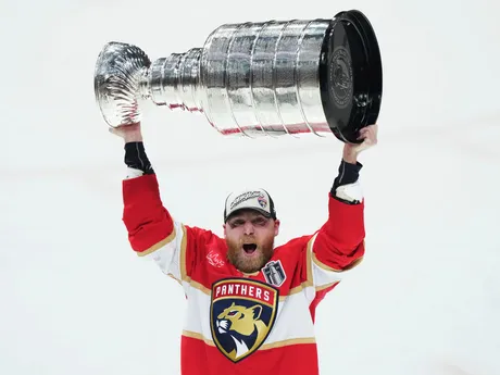 Na snímke hráč Floridy Sam Bennett dvíha nad hlavu Stanleyho pohár po šiestom stretnutí finále play off zámorskej NHL Florida Panthers - Edmonton Oilers.