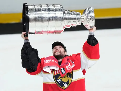 Na snímke brankár Floridy Sergej Bobrovsky dvíha nad hlavu Stanleyho pohár po šiestom stretnutí finále play off zámorskej NHL Florida Panthers - Edmonton Oilers.