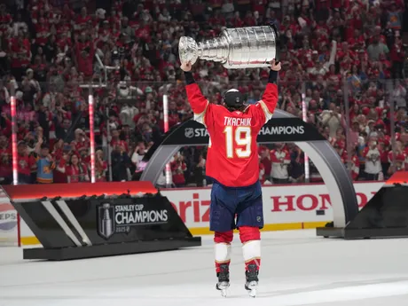 Na snímke hráč Floridy Matthew Tkachuk dvíha nad hlavu Stanleyho pohár po šiestom stretnutí finále play off zámorskej NHL Florida Panthers - Edmonton Oilers.