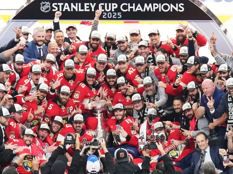 Na snímke hráči Floridy pózujú so Stanleyho pohárom po šiestom stretnutí finále play off zámorskej NHL Florida Panthers - Edmonton Oilers.