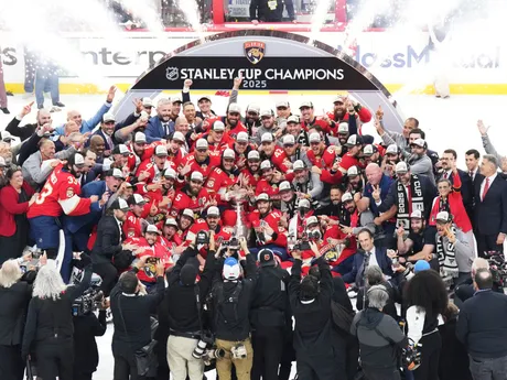 Na snímke hráči Floridy pózujú so Stanleyho pohárom po šiestom stretnutí finále play off zámorskej NHL Florida Panthers - Edmonton Oilers.