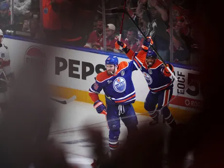 Hráči Edmonton Oilers oslavujú gól v 1. zápase finále play-off NHL Edmonton Oilers - Florida Panthers. 