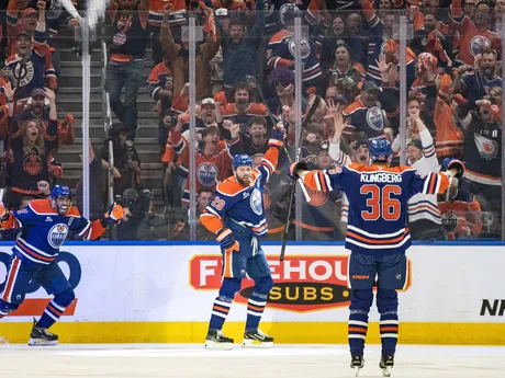 Hráči Edmonton Oilers oslavujú gól v 1. zápase finále play-off NHL Edmonton Oilers - Florida Panthers. 