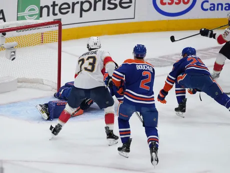 Brad Marchand strieľa gól v 1. zápase finále play-off NHL Edmonton Oilers - Florida Panthers. 