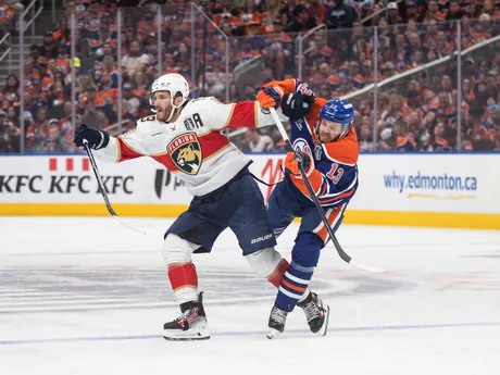 Matthew Tkachuk a Mattias Janmark v 1. zápase finále play-off NHL Edmonton Oilers - Florida Panthers. 