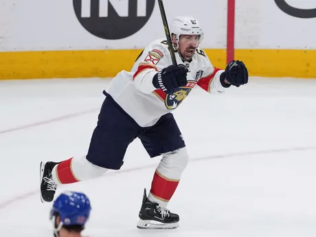 Brad Marchand v 1. zápase finále play-off NHL Edmonton Oilers - Florida Panthers. 