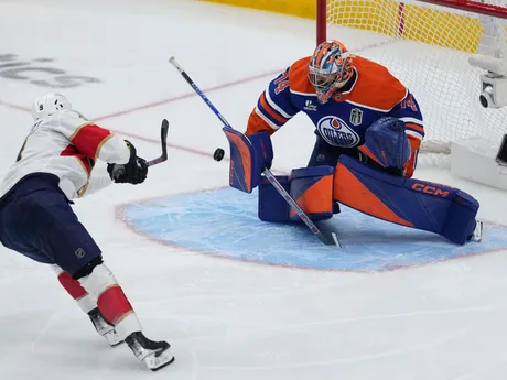 Sam Bennett strieľa gól v 1. zápase finále play-off NHL Edmonton Oilers - Florida Panthers. 
