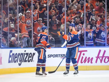 Connor McDavid a Mattias Ekholm v 1. zápase finále play-off NHL Edmonton Oilers - Florida Panthers. 