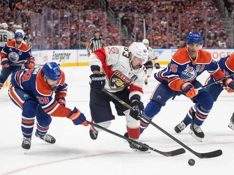 Brad Marchand, Connor Brown a Darnell Nurse v 1. zápase finále play-off NHL Edmonton Oilers - Florida Panthers. 