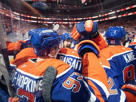 Hráči Edmonton Oilers oslavujú gól v 1. zápase finále play-off NHL Edmonton Oilers - Florida Panthers. 