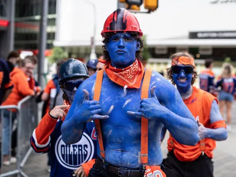 Fanúšikovia Edmontonu prichádzajú na druhý zápas finále play off zámorskej NHL Edmonton Oilers - Florida Panthers.