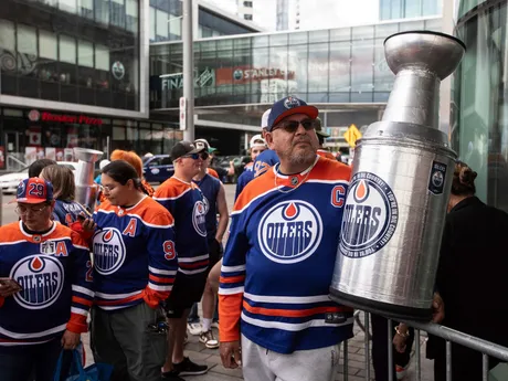 Fanúšikovia Edmontonu prichádzajú na druhý zápas finále play off zámorskej NHL Edmonton Oilers - Florida Panthers.
