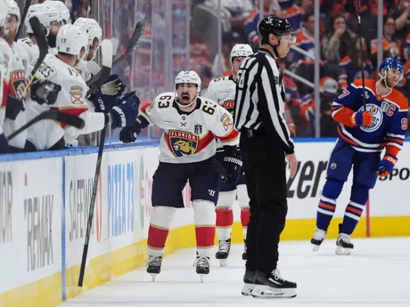 Hokejista Floridy Panthers Brad Marchand sa teší z gólu v druhom zápase finále play off zámorskej NHL Edmonton Oilers - Florida Panthers.
