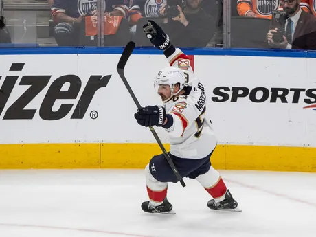 Hokejista Floridy Panthers Brad Marchand sa teší z gólu v druhom zápase finále play off zámorskej NHL Edmonton Oilers - Florida Panthers.