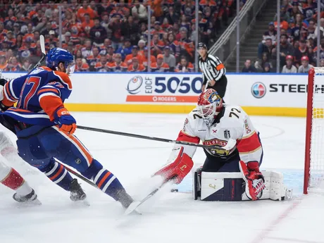 Brankár Floridy Panthers Sergej Bobrovskij (72) a kapitán Edmontonu Connor McDavid (97) počas predĺženia druhého zápasu finále play off zámorskej NHL Edmonton Oilers - Florida Panthers.