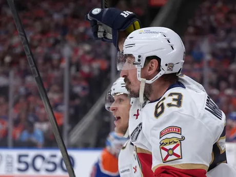 Hokejista Floridy Brad Marchand (63) sa teší z gólu v piatom finálovom zápase play off zámorskej NHL Edmonton Oilers - Florida Panthers.