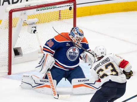 Hokejista Floridy Brad Marchand (63) prekonáva brankára Edmontonu Oilers Calvina Pickarda (30) v piatom finálovom zápase play off zámorskej NHL Edmonton Oilers - Florida Panthers.