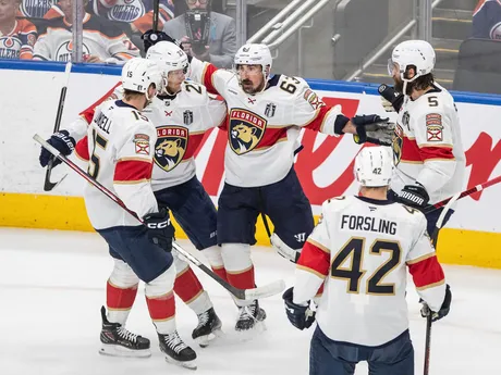 Hokejista Floridy Brad Marchand (63) sa teší so spoluhráčmi z gólu v piatom finálovom zápase play off zámorskej NHL Edmonton Oilers - Florida Panthers.